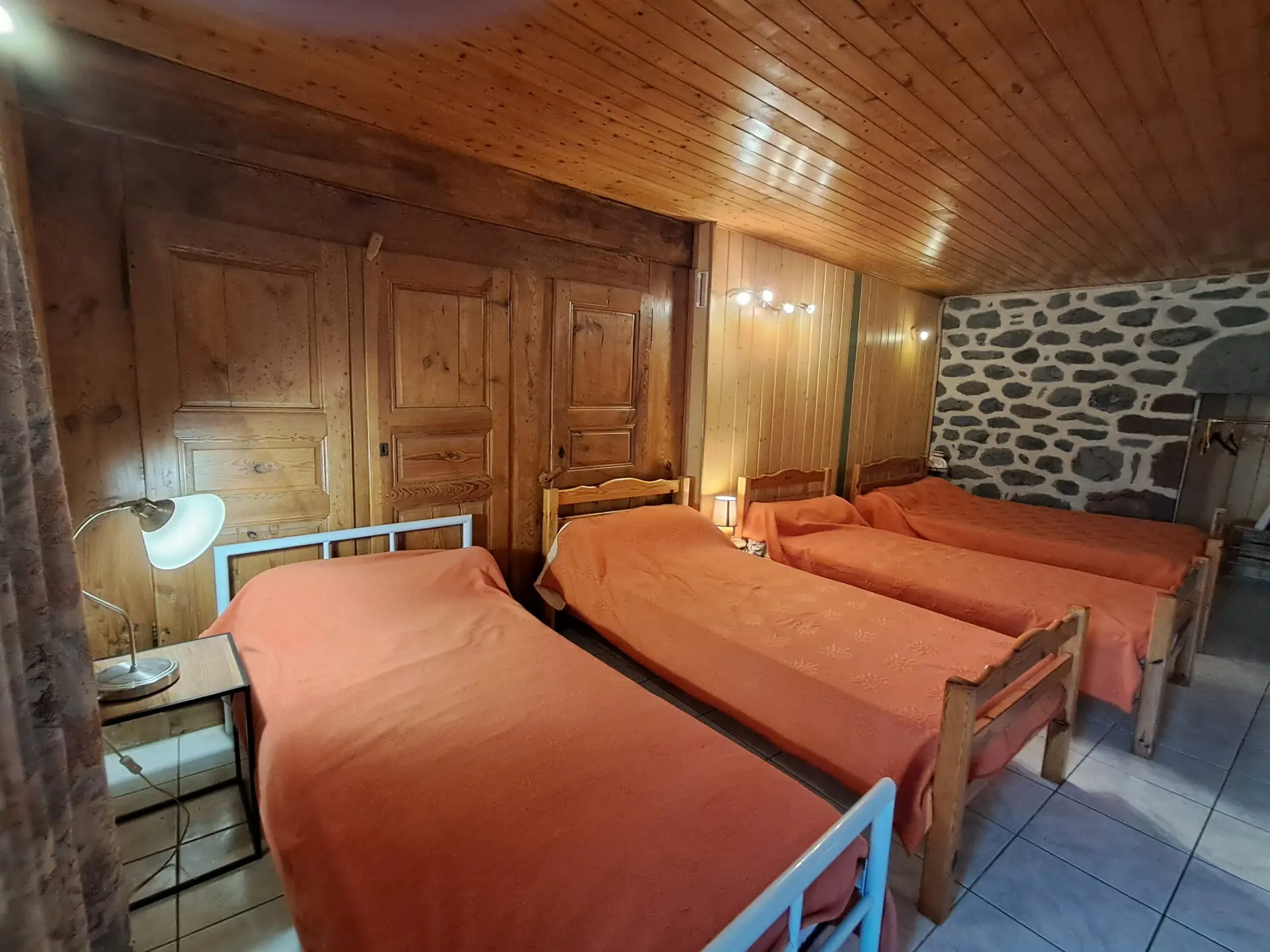 Chambre gîte d'étape Maison Vieille Tallode 43370